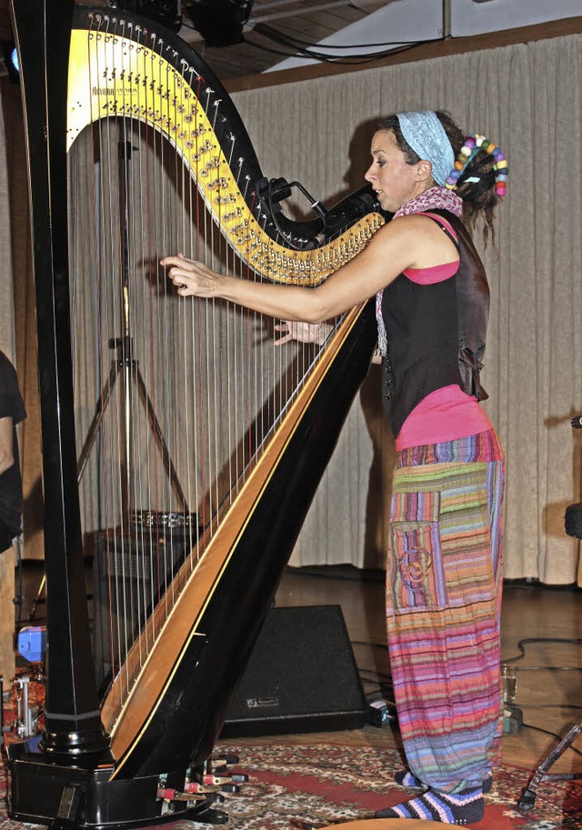 So zart sie die Harfe bearbeitet, so p... einzigartigen Musikstil verschrieben.  | Foto: Martha Weishaar