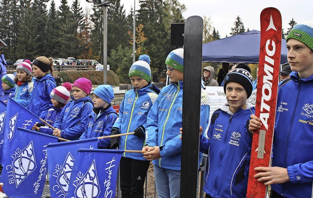 Der Nachwuchs des Skiclubs Hinterzartens stand Spalier und zeigte Flagge.  | Foto: Joachim Frommherz