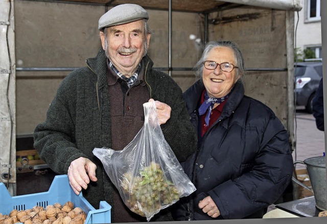 Heinz und Gisela Kaiser an ihrem letzten Neustdter Markttag.  | Foto: Eva Korinth