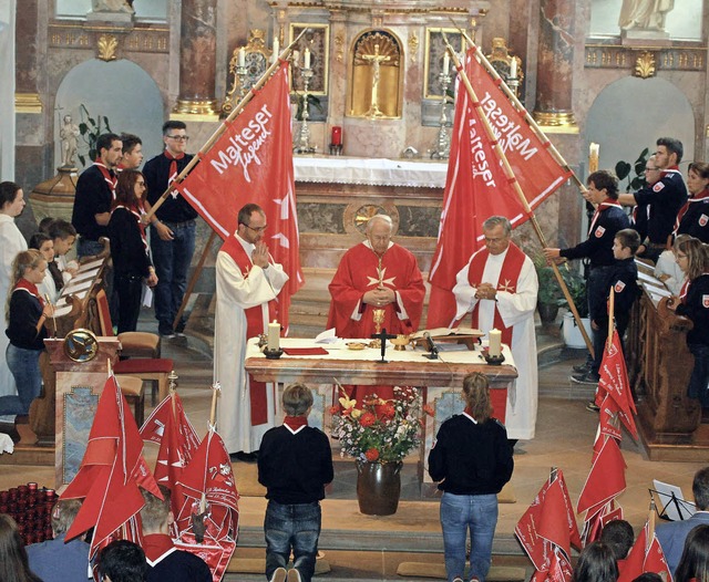Farbenpracht in der Kirche: Die Maltes...Fahnen mit zum Gottesdienst gebracht.   | Foto: Frowalt Janzer