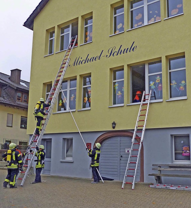 Zwei Feuerwehrmnner mit Atemschutzger...weite Obergeschoss zur Personenrettung  | Foto: Barbara Odrich-Rees