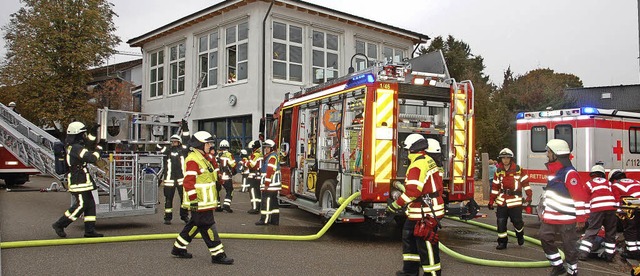 Johann-Peter-Hebel-Grundschule in Gund...ettungskrften und Feuerwehrfahrzeugen  | Foto: Andrea Steinhart