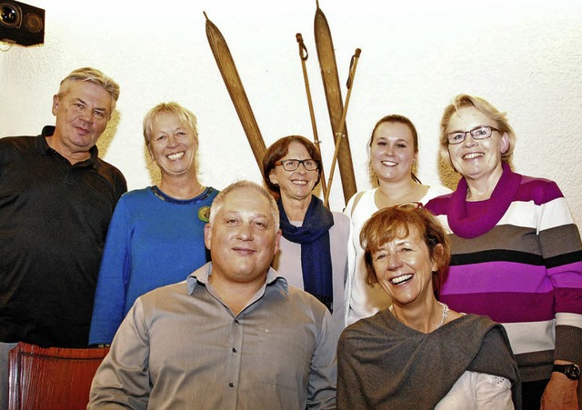 Die Vorstandsriege des Skiclubs Binzen...tzende) und Gaby Berger (Sportwartin).  | Foto: Sedlak