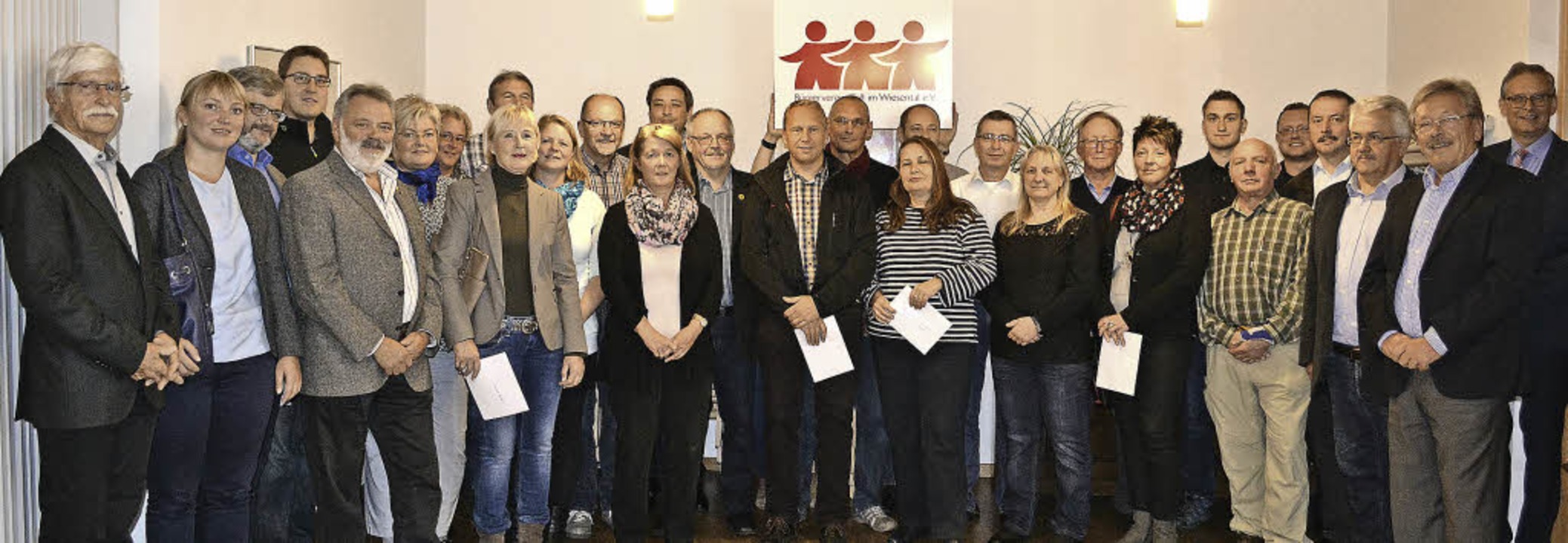 Vorsitzender Michael Gehri (rechts) mi...erverein Zell ausgeschtteten Gelder.   | Foto: Paul Berger