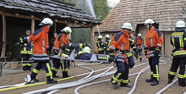 Ein verletzter Feuerwehrmann mit &#822...rgiftung&#8220; wird abtransportiert.   | Foto: Kim Cara Ruoff