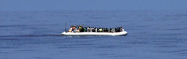 Ein voll besetztes Flchtlingsboot wie...nblick fr die Besatzung der Werra.     | Foto: dpa/Bensiek