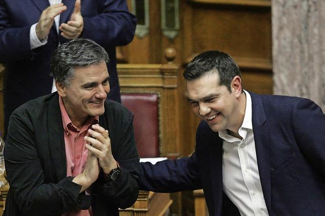 Tsipras bringt ein Sparpaket durchs Parlament