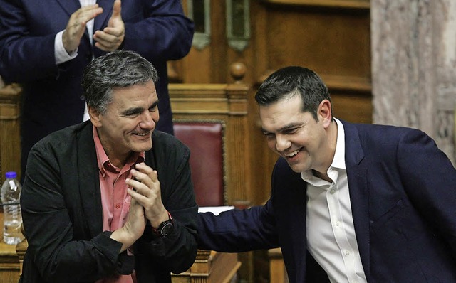 Finanzminister Euclid Tsakalotos (links) mit Alexis Tsipras   | Foto: AFP