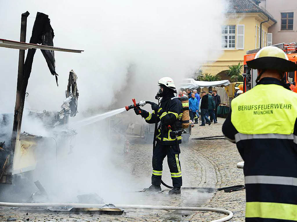 Bei einem Feuer in einem Wurstwagen auf dem Freiburger Mnsterplatz wurde eine Frau schwer verletzt.