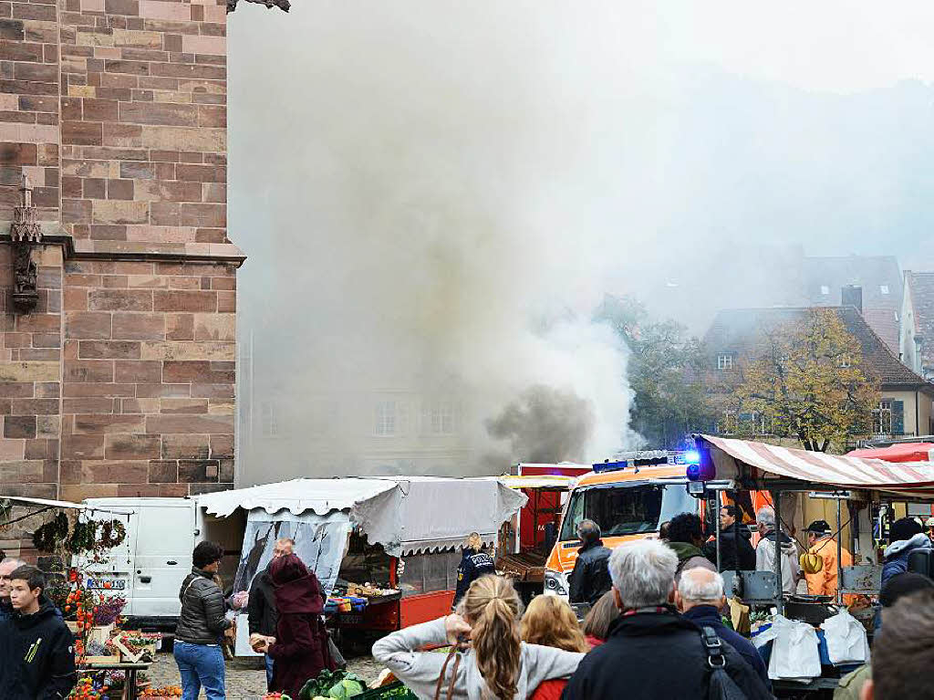 Bei einem Feuer in einem Wurstwagen auf dem Freiburger Mnsterplatz wurde eine Frau schwer verletzt.