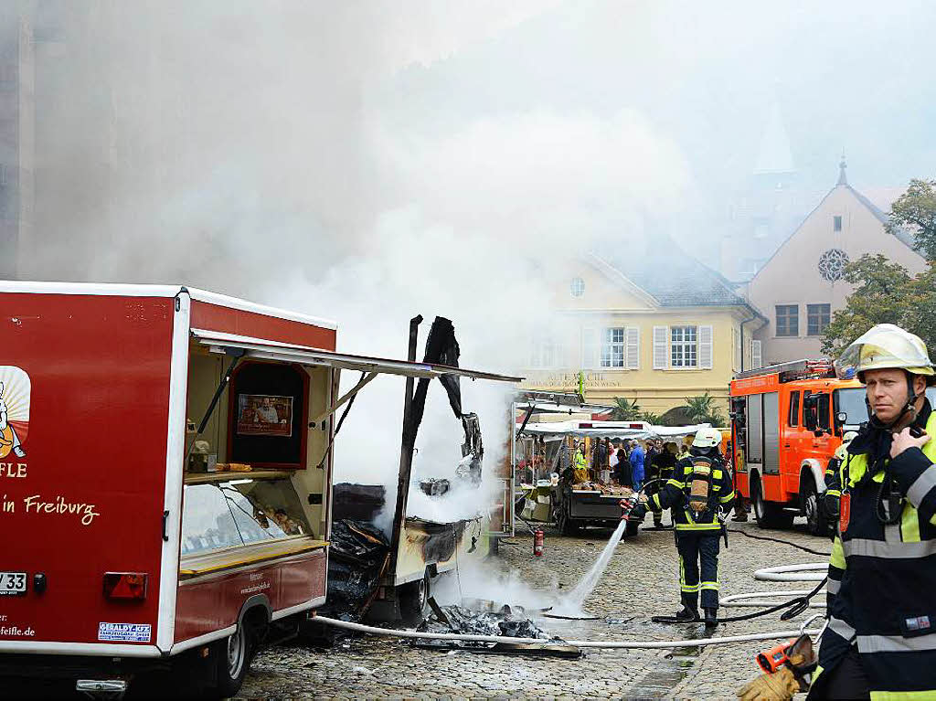 Bei einem Feuer in einem Wurstwagen auf dem Freiburger Mnsterplatz wurde eine Frau schwer verletzt.