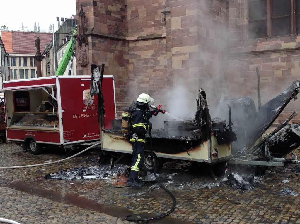 Bei einem Feuer in einem Wurstwagen auf dem Freiburger Mnsterplatz wurde eine Frau schwer verletzt.