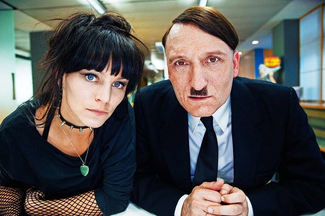 Franziska Wulf als Frulein Krmeier und Oliver Masucci als Hitler   | Foto: 2015 Constantin Film  GmbH/dpa