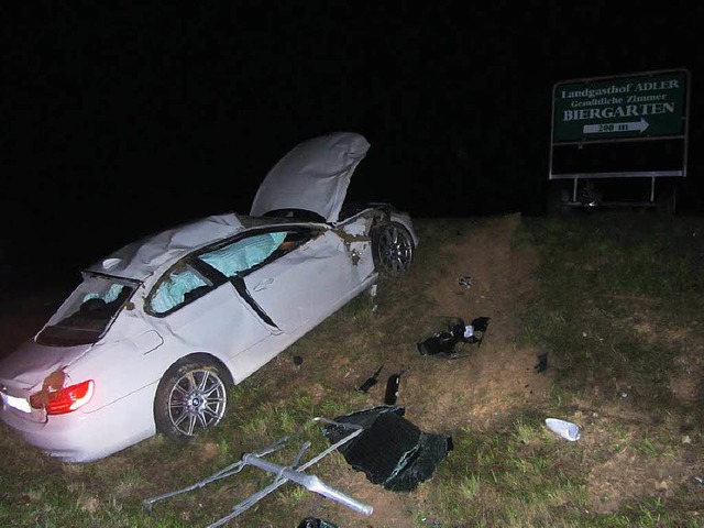Um ein Haar htte das Auto auch noch d... dem Unfall wohl dort verbracht hatte?  | Foto: Polizei