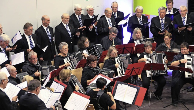 Akkordeon und Mnnerchor beflgelten sich gegenseitig zu neuen Hchstleistungen.  | Foto: Sabine Model