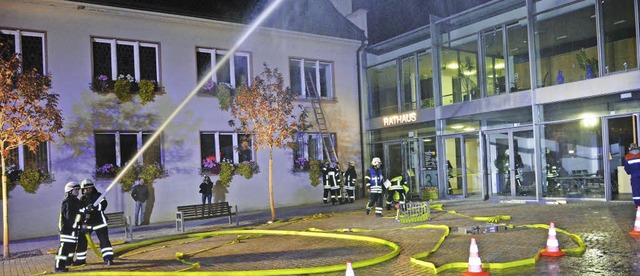 Wasser marsch: Feuerwehrbung am Bugginger Rathaus   | Foto: sigrid umiger