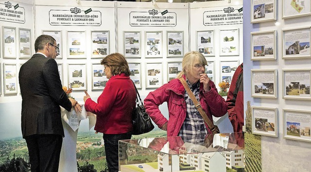 Informationen rund ums Eigenheim gab es an den Infostnden der Immobiienmesse.  | Foto: Volker Mnch