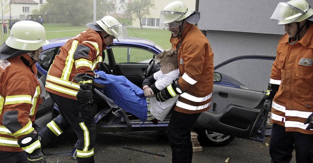 Die Personenrettung aus einem Pkw unte...es bernahm die Abteilung Sthlingen.   | Foto: Dietmar Noeske