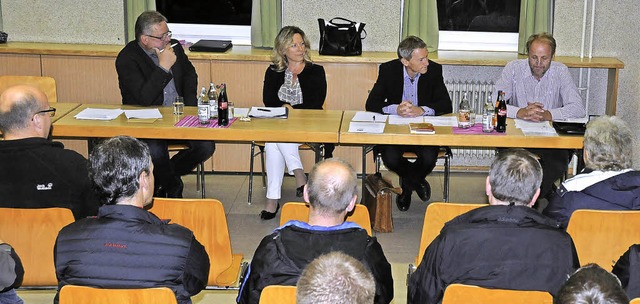 In  der gut besuchten Brgerversammlun...n im Busfahrplan von und nach Mauchen.  | Foto: Dietmar Noeske