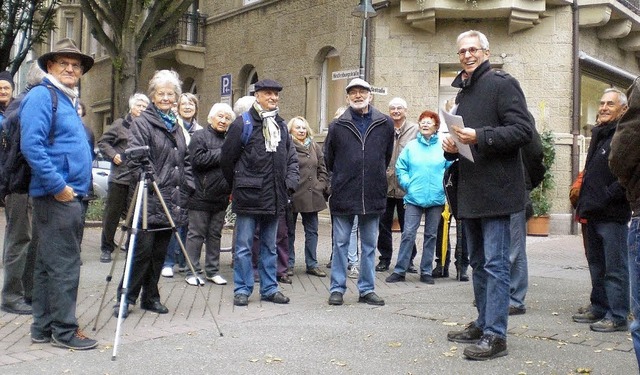 Gemeinwesenarbeiter Tilman Berger (Zwe...an der Ecke Hilda-/Hindenburg-Strae.   | Foto: Cornelia Weizenecker