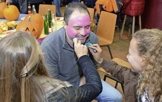 Kinderschminken, auch fr Erwachsene: ...n, weil er eine Wette verloren hatte.   | Foto: Rita Eggstein