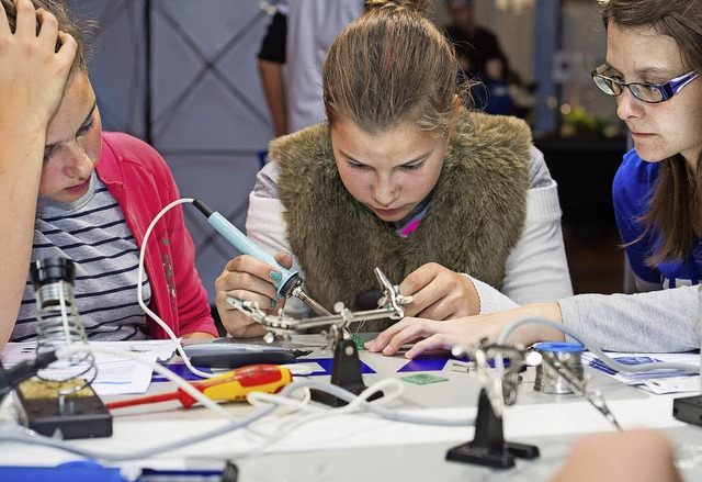 Auf den Science Days greifen auch Mdchen wie selbstverstndlich zum Ltkolben.  | Foto: SKUB Fotostudio