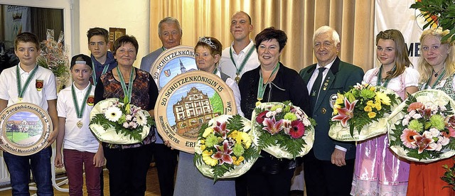 Zahlreiche Schtzen zeichnete der stel... von rechts) beim Kreisknigsball aus.  | Foto: Jrgen Schweizer