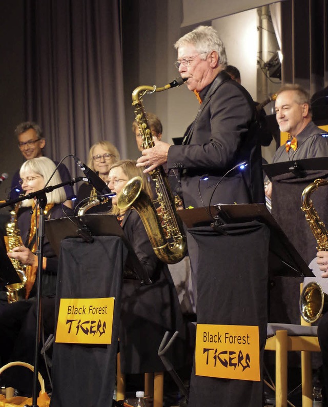 Die Tigers rocken, Rudi Franke am Tenorsaxofon gibt dazu ein Solo.  | Foto: Katharina Bchle