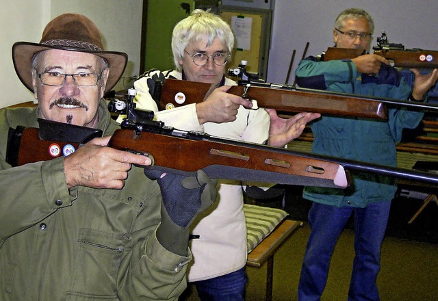 Mit Gewehren im Anschlag: Hans Peter K...zender Klaus Berger und  Georg Stadler  | Foto: Jutta Rogge