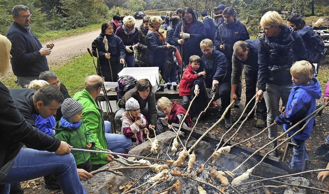 <BZ-FotoAnlauf>Kita Maulburg:</BZ-Foto... Zum Glck gab es leckeres Stockbrot.   | Foto: Privat