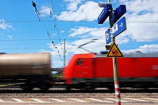 Ein Gterzug fhrt durch den Offenburger Bahngraben.   | Foto: Seller