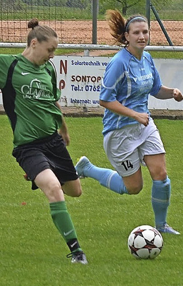 Laura Tholen (links, FCH) erzielte drei Tore.   | Foto: Rogowski