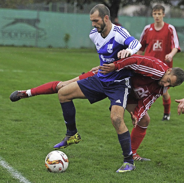 Nahkampf: Roberto Catania (links, FCH) und Tobias Wagner (TuS)   | Foto: ms