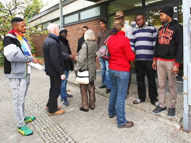 Die Flchtlinge werden begrt.  | Foto: Bastian Bernhardt