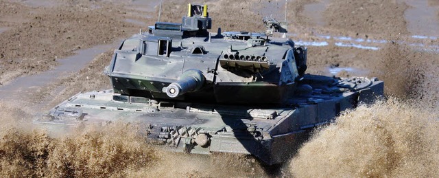 Bekanntestes Produkt des in ein Korrup...ernehmens KMW: der Kampfpanzer Leopard  | Foto: DPA