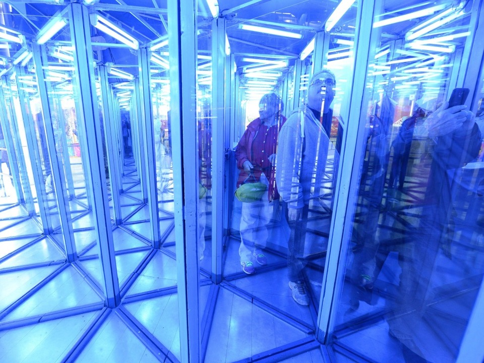 Wo geht&#8217;s hier blo raus? BZ-Leser im Spiegellabyrinth   | Foto: Rita Eggstein
