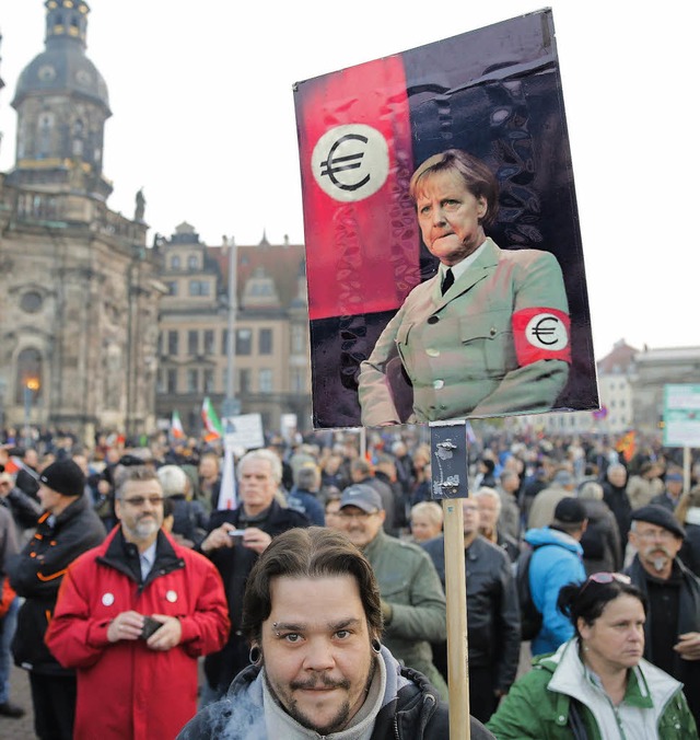 Gnadenlos: Pegida-Demonstrant am Montagabend in Dresden  | Foto: dpa