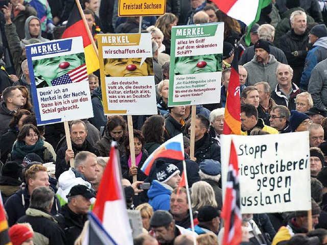 Pegida-Anhnger bei der Demonstration zum 1. Jahrestag in Dresden.  | Foto: AFP