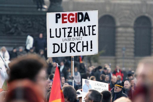 Pegida-Anhnger bei der Demonstration zum 1. Jahrestag in Dresden.  | Foto: AFP