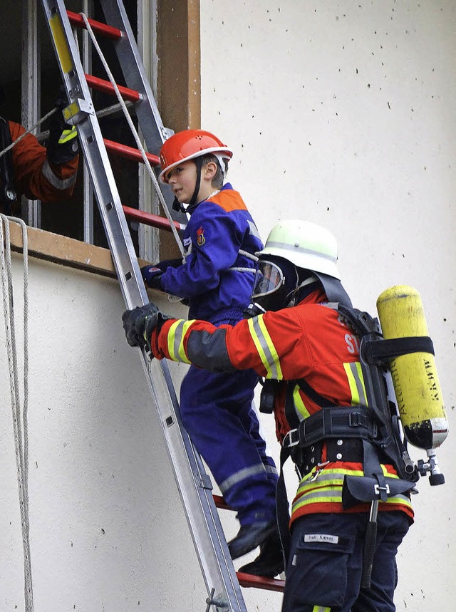 Die Feuerwehr evakuierte die  &#8222;v...n Rathaus.                              | Foto: Andreas Mahler