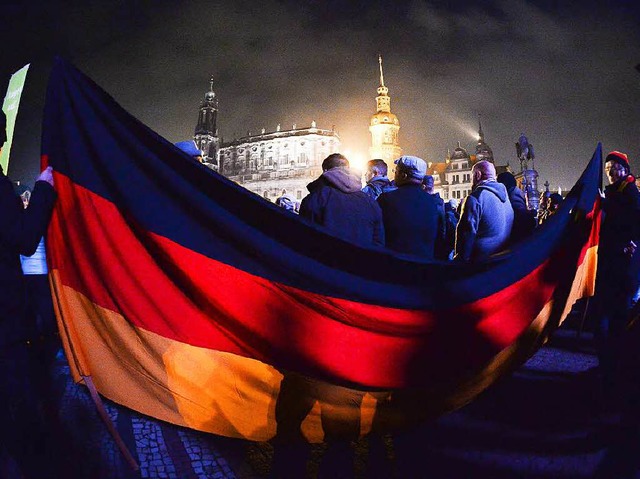 Pegida-Anhnger bei der Demonstration zum 1. Jahrestag in Dresden.  | Foto: dpa