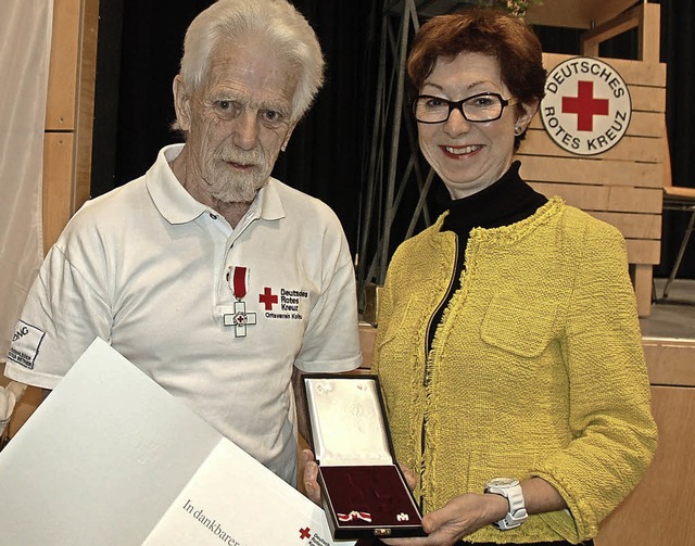 Rolf Stadelmann bekam von Vizeprsiden...die hchste Auszeichnung des Verbands.  | Foto: Pia Grttinger