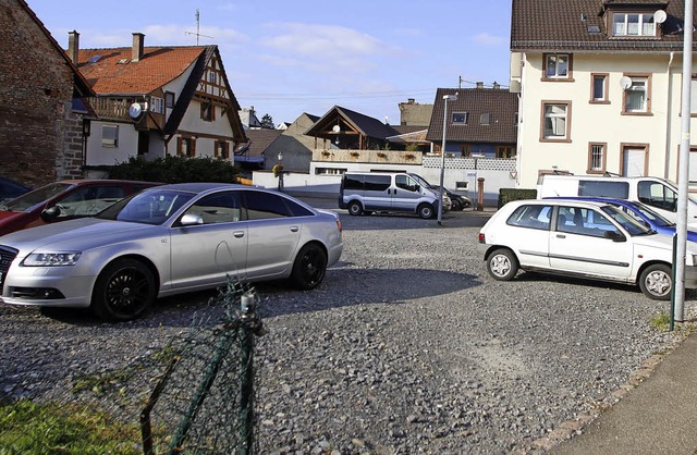 29 Parkpltze werden in der Querstrae angelegt. Rechts das Juze  | Foto: heidi fssel