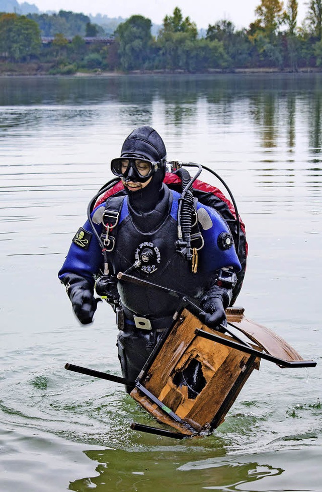 Taucher Stefan Ehmann mit einem ganz b...tterien wurden im Apostelsee entsorgt.  | Foto: O. Michel