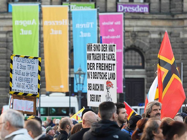 Pegida-Anhnger bei der Demonstration zum 1. Jahrestag in Dresden.  | Foto: dpa