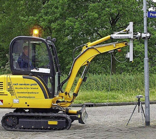 Wie ein Kleinbagger sieht das Prfger... von Straenlaternen untersucht wird.   | Foto: Stadt