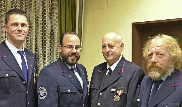 Geehrte (von links): Christoph Isele u...ahre Mitgliedschaft in der Feuerwehr.   | Foto: Sebastian Barthmes