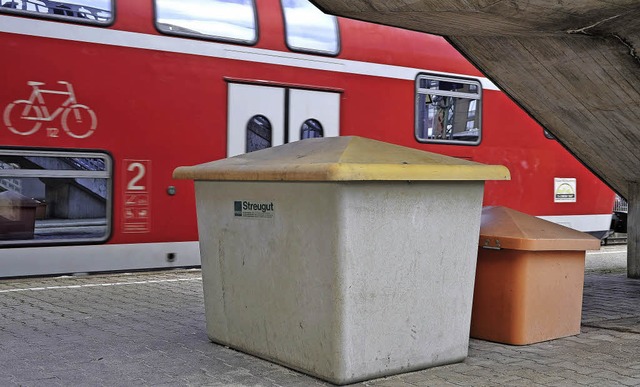 Eine solche Streugut-Kiste musste die Bundespolizei von den Schienen holen.  | Foto: Thomas Kunz