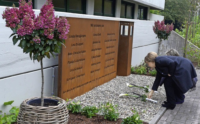 Kanzlerin Angela Merkel legt an der Ge...wings-Opfer in Haltern Blumen nieder.   | Foto: dpa