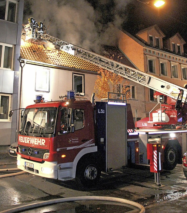 Nchtlicher Einsatz bei dem Dachstuhlbrand in Pforzheim  | Foto: dpa